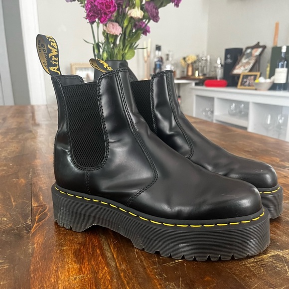Dr. Marten Platform 2976 Smooth Leather Chelsea Boots - Picture 2 of 6